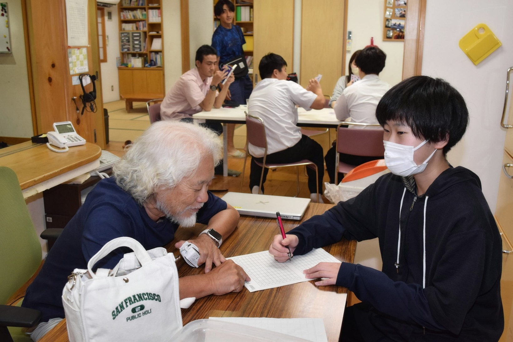 不登校の児童生徒らが集う朝倉夜間中学校（高知市若草南町）