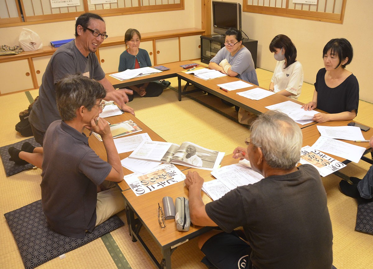 舞台本番に向け台本読みをする劇団のメンバーら（高知市鴨部の市西部健康福祉センター）