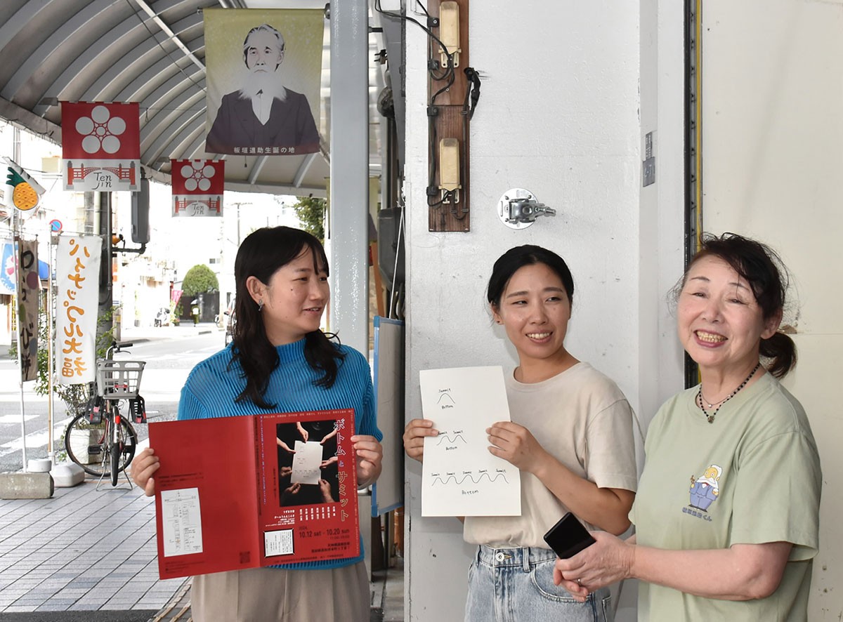 天神橋通商店街の商店主と打ち合わせする平野史恵さん＝中央＝と浜田明李さん＝左（高知市本町３丁目）