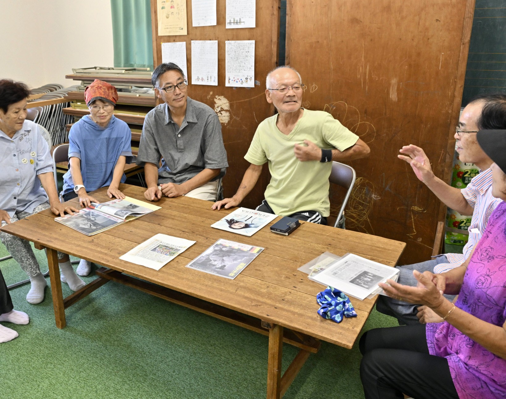 次回の映画の上映会について話し合う大津地区の住民たち(土佐清水市大津)