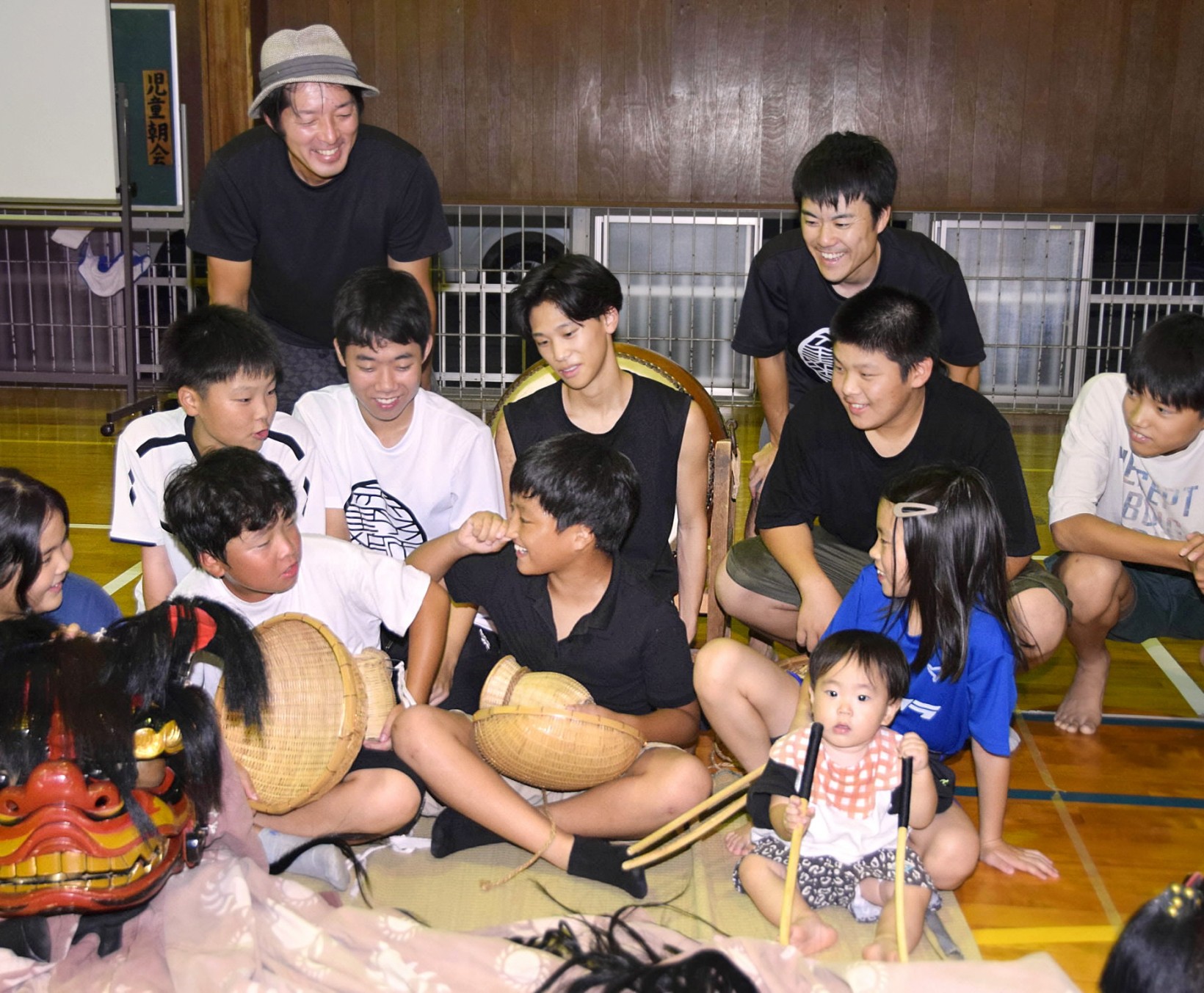 毎週末練習に集まる保存会メンバーら(安芸市赤野乙の赤野小学校)
