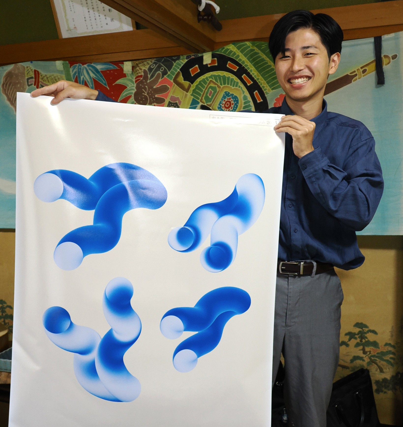 作家が宿舎にした大野見の民家で今回のポスターを紹介する高橋健悟さん(中土佐町大野見久万秋)