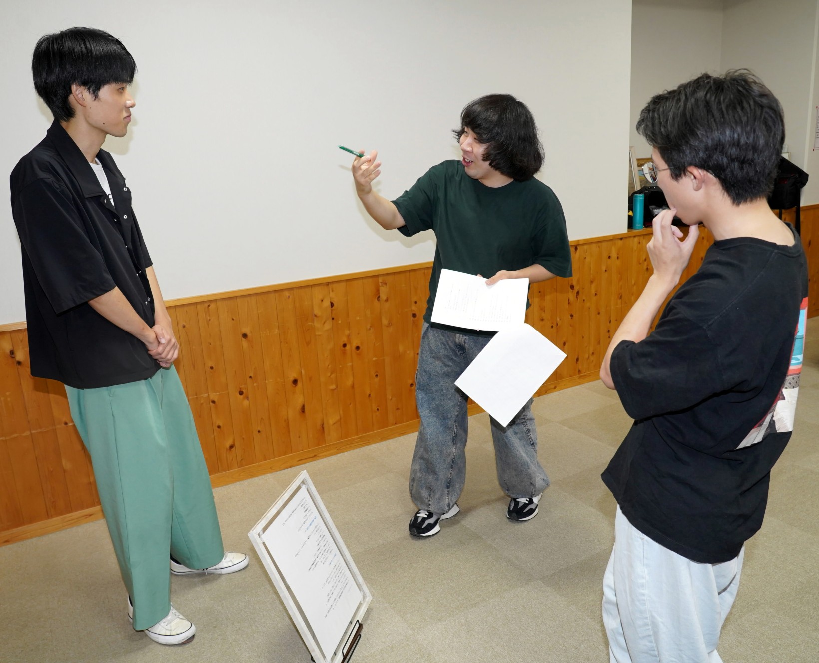 次回公演に向けて稽古に励むシスタービープのメンバー(高知市二葉町の下知コミュニティセンターアイジス)