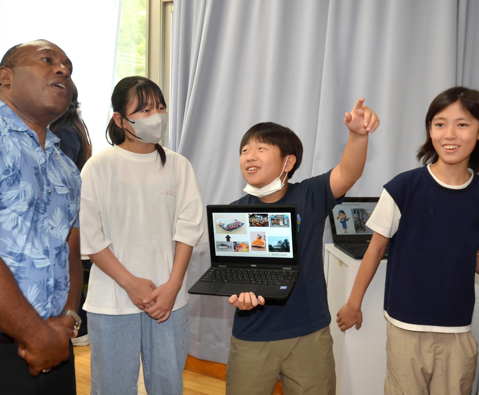外国人留学生と英語で交流する児童たち(高知市土佐山桑尾の土佐山学舎)
